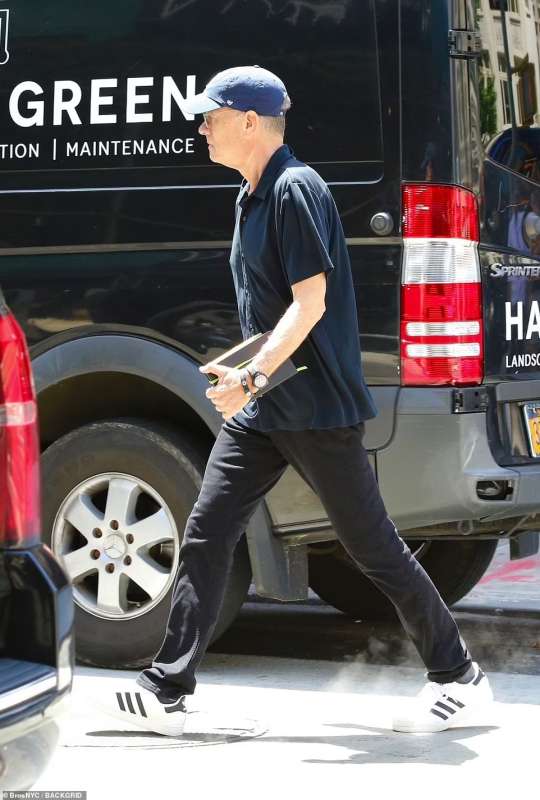 Tom Hanks passeggia a Manhattan 4