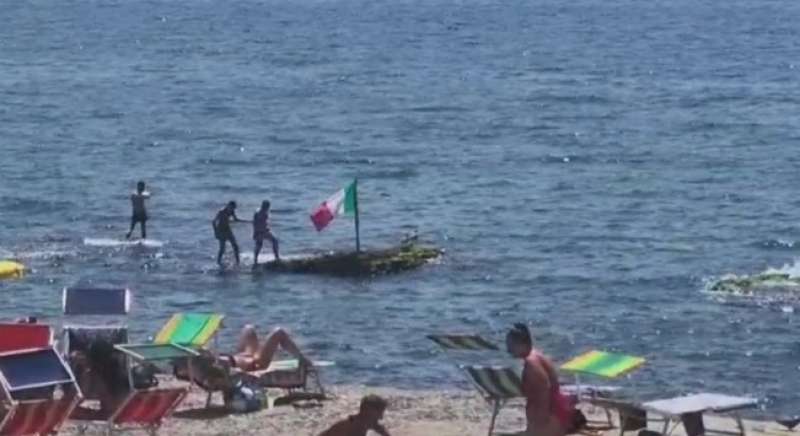 tuffi dalle rovine romane a pozzuoli