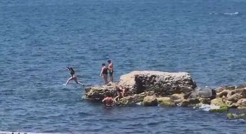 tuffi dalle rovine romane a pozzuoli 