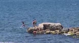 tuffi dalle rovine romane a pozzuoli