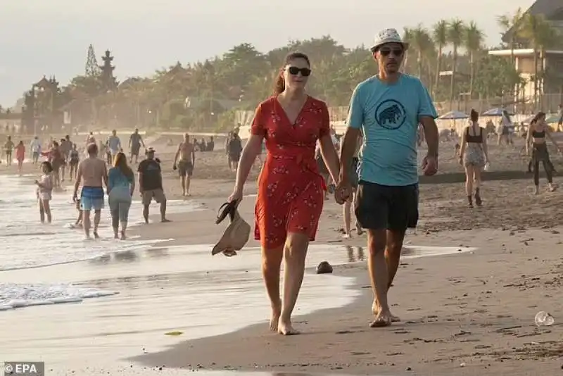 Turisti su una spiaggia di Bali