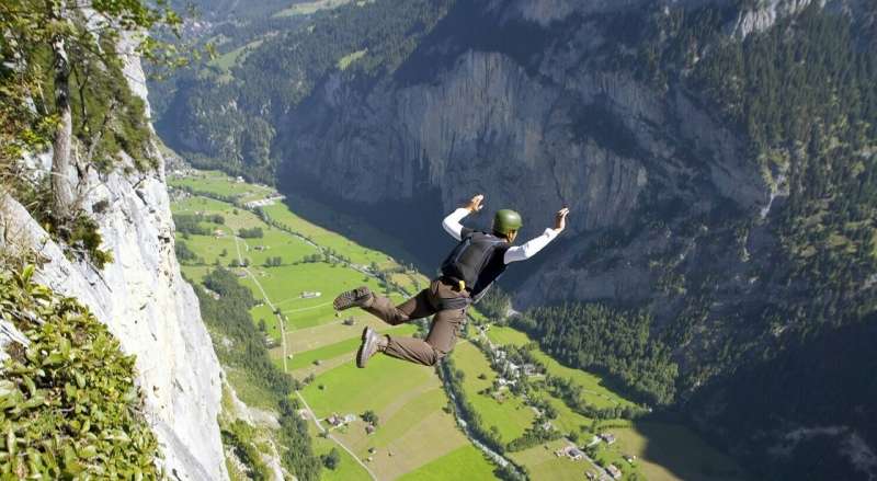 Un base jumper sul Monte Brento in Trentino