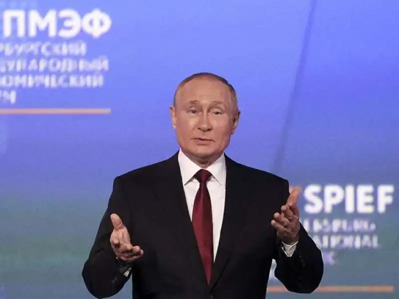 VLADIMIR PUTIN AL FORUM ECONOMICO DI SAN PIETROBURGO  