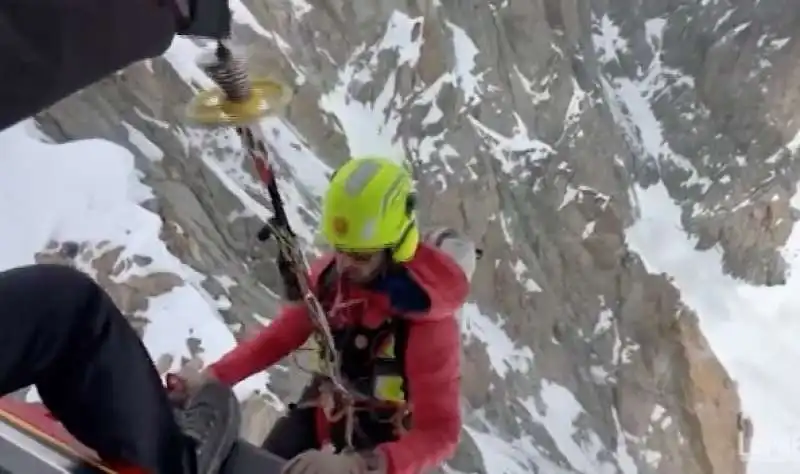 alpinisti cinesi bloccati sulla cresta del monte bianco 2