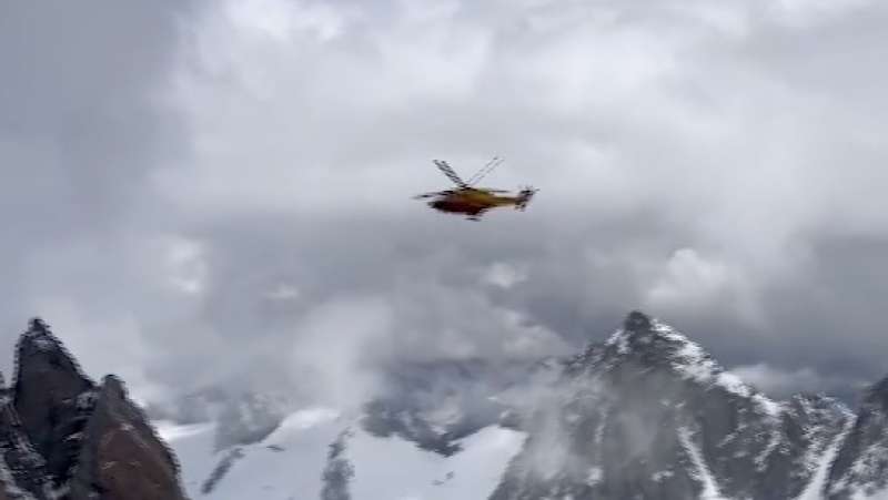 alpinisti cinesi bloccati sulla cresta del monte bianco 8