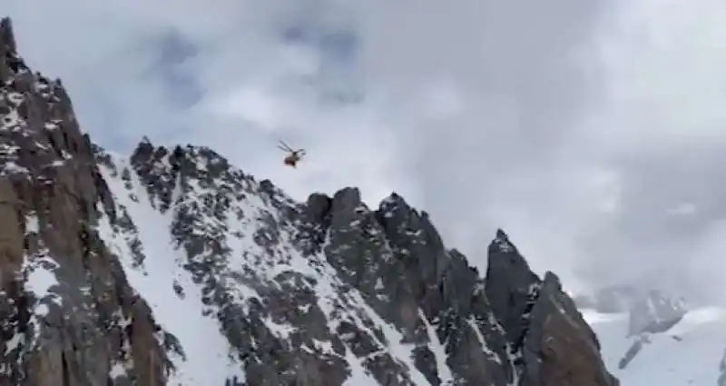 alpinisti cinesi bloccati sulla cresta del monte bianco 9