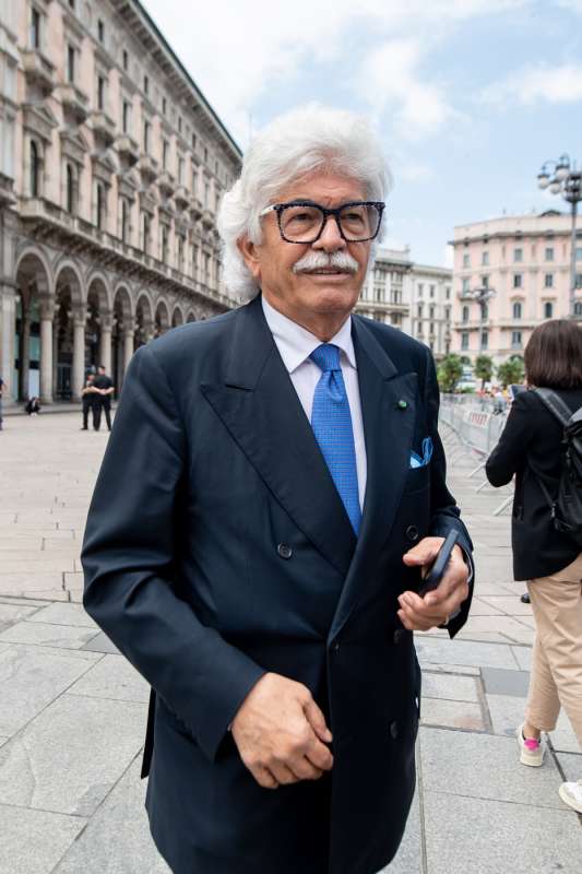 antonio razzi arriva ai funerali di silvio berlusconi