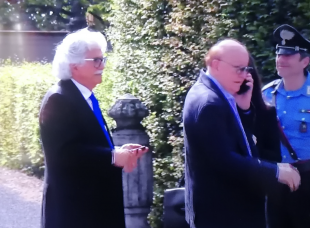 antonio razzi e massimo boldi lasciati fuori dalla camera ardente di silvio berlusconi ad arcore