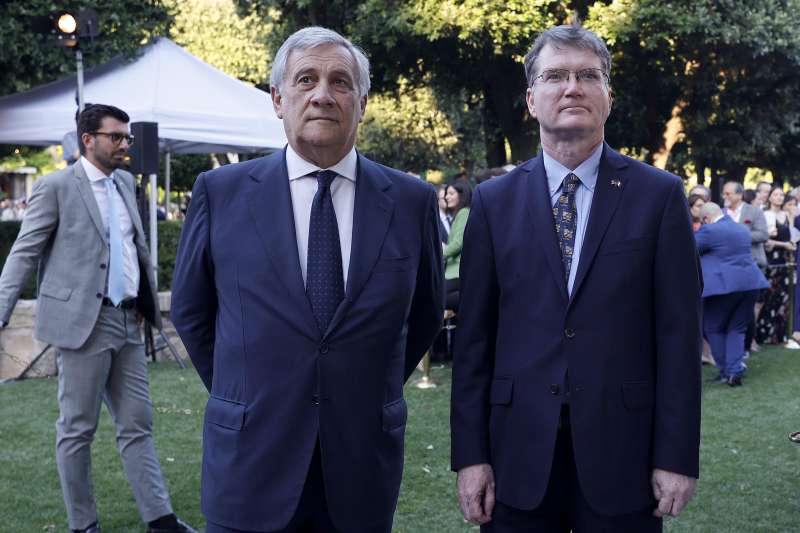 antonio tajani e shawn crowley a villa taverna per la festa dell indipendenza usa 3