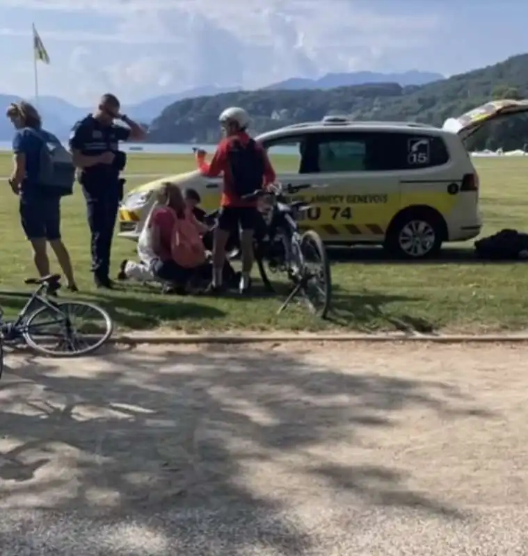 attacco con il coltello in un parco giochi ad annecy, in francia.  