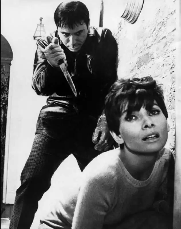 audrey hepburn e alan arkin in gli occhi della notte