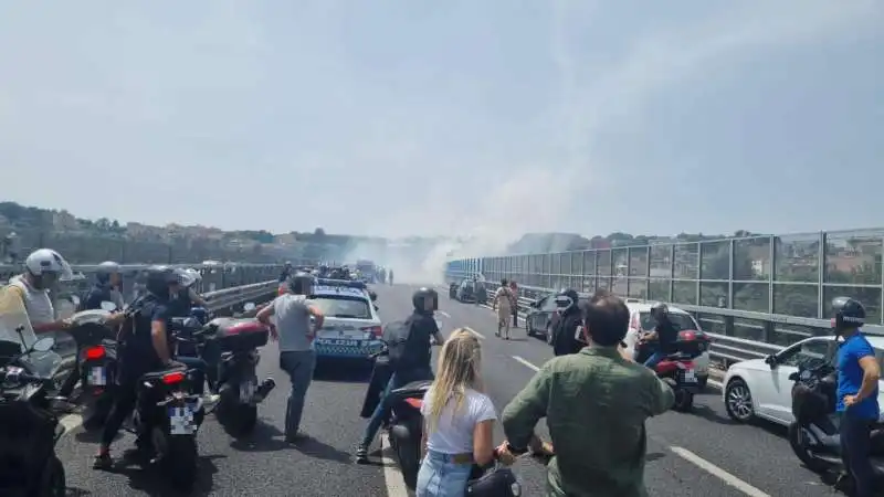 auto esplosa in tangenziale a napoli. 1