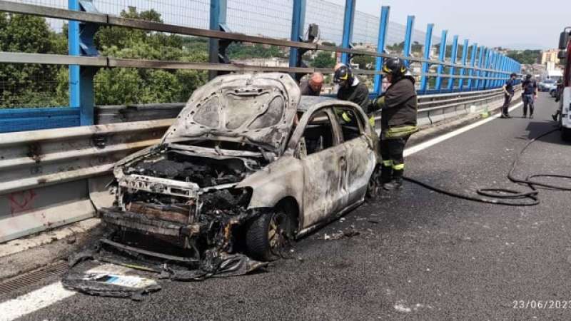 auto esplosa in tangenziale a napoli. 2