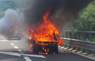 auto esplosa in tangenziale a napoli. 3