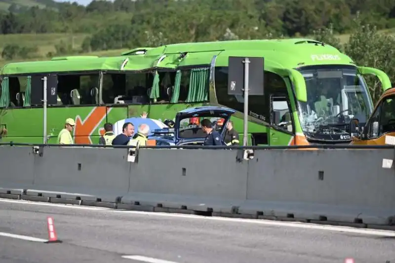 autobus finisce in una scarpata sulla a16 all altezza di vallesaccarda   avellino   2