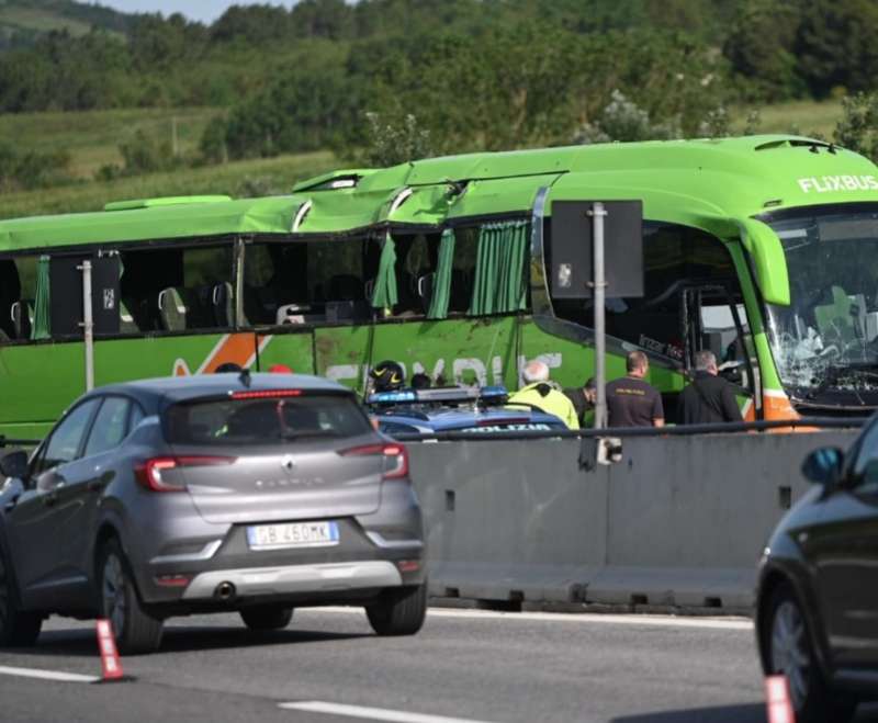 autobus finisce in una scarpata sulla a16 all altezza di vallesaccarda avellino 1