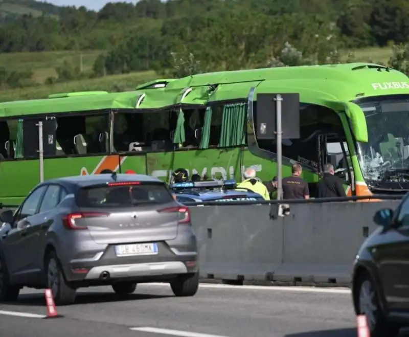 autobus finisce in una scarpata sulla a16 all altezza di vallesaccarda   avellino   1