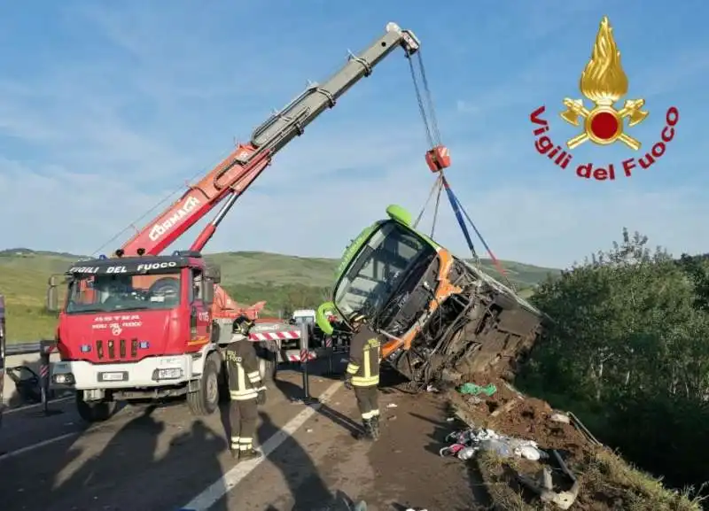 autobus finisce in una scarpata sulla a16 all altezza di vallesaccarda   avellino   5