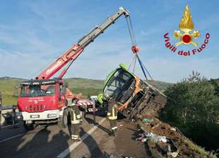 autobus finisce in una scarpata sulla a16 all altezza di vallesaccarda avellino 5