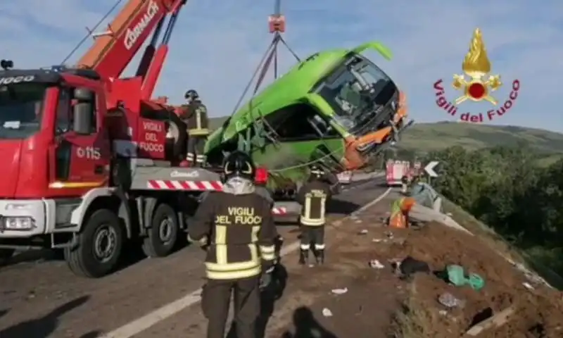 autobus finisce in una scarpata sulla a16 all altezza di vallesaccarda   avellino   10