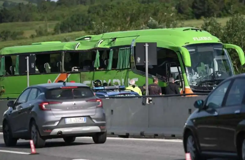 autobus finisce in una scarpata sulla a16 all altezza di vallesaccarda   avellino   4