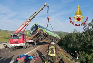 autobus finisce in una scarpata sulla a16 all altezza di vallesaccarda avellino 6