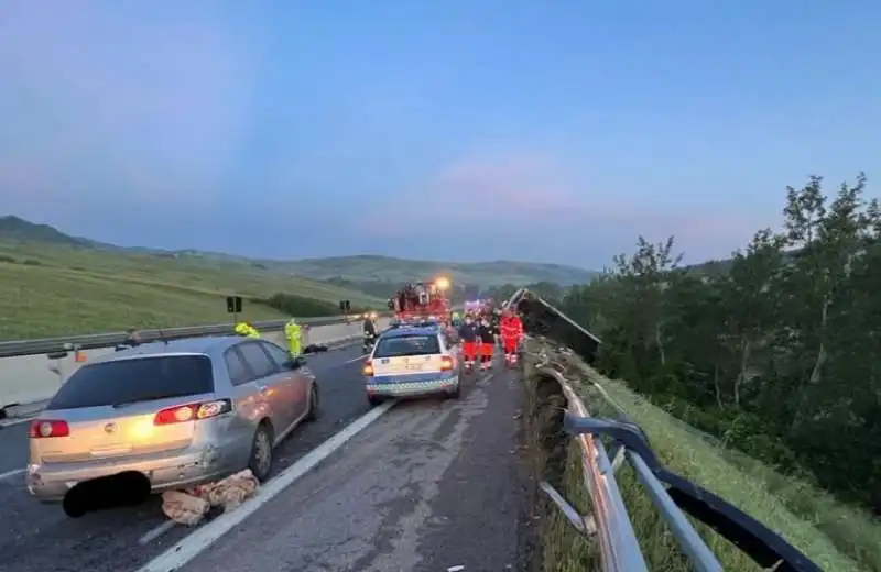 autobus finisce in una scarpata sulla a16 all altezza di vallesaccarda   avellino   7