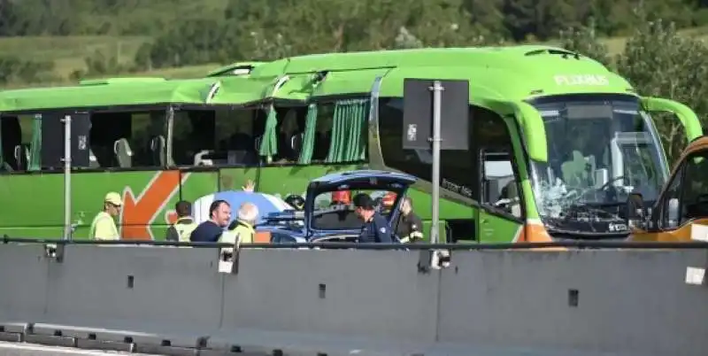 autobus finisce in una scarpata sulla a16 all altezza di vallesaccarda   avellino   9