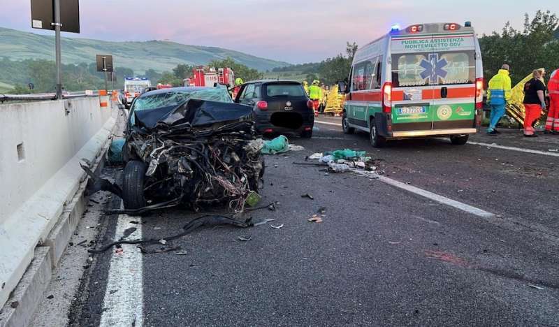 autobus finisce in una scarpata sulla a16 all altezza di vallesaccarda avellino 8