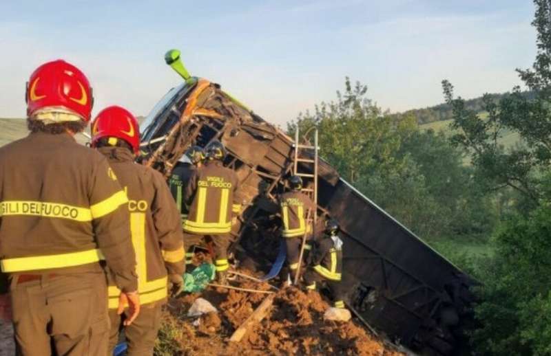 AUTOBUS IN UNA SCARPATA A VALLESECCARDA, PROVINCIA DI AVELLINO