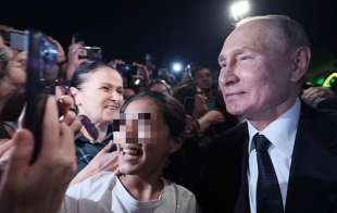 BAGNO DI FOLLA PER VLADIMIR PUTIN A DERBENT - DAGHESTAN