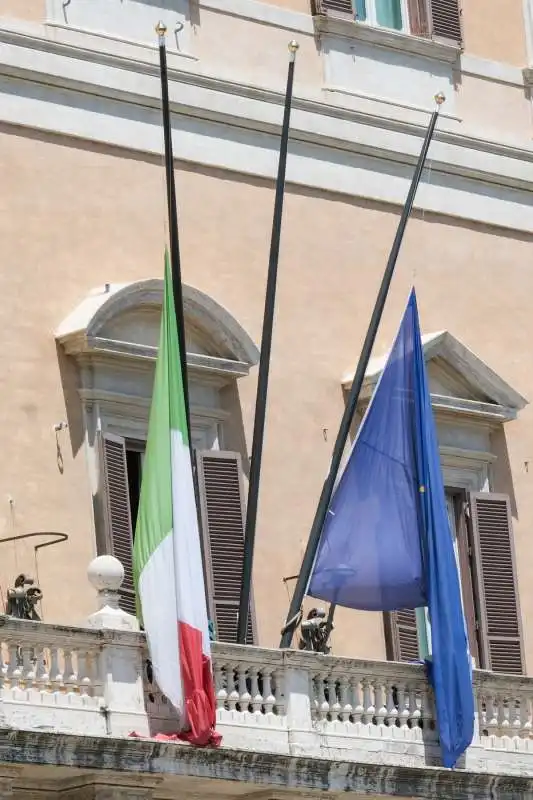 bandiere a mezz asta a montecitorio per la morte di silvio berlusconi 1