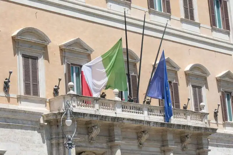 bandiere a mezz asta a montecitorio per la morte di silvio berlusconi 2