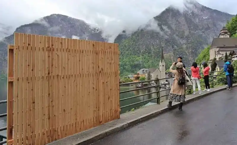 barriera anti selfie ad hallstatt, in austria 