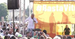 beppe grillo alla manifestazione del m5s a roma