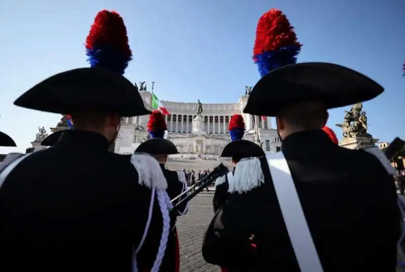 CARABINIERI IN ALTA UNIFORME ALL ALTARE DELLA PATRIA PRIMA DELL ARRIVO DI MATTARELLA - 2 GIUGNO 2023 