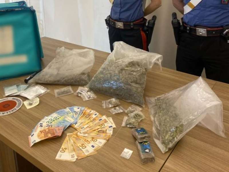 CARABINIERI SEQUESTRANO DROGA E SOLDI DA BANDA DI SPACCIATORI PERUVIANI