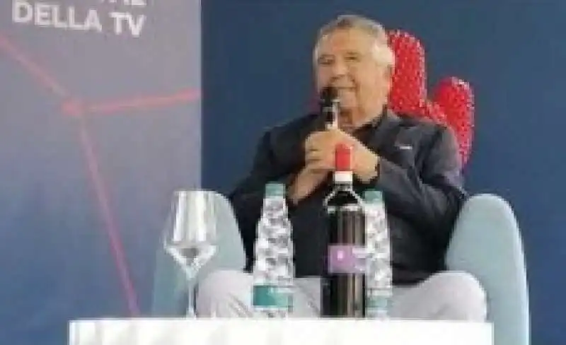 carlo de benedetti al festival della tv di dogliani 2023  