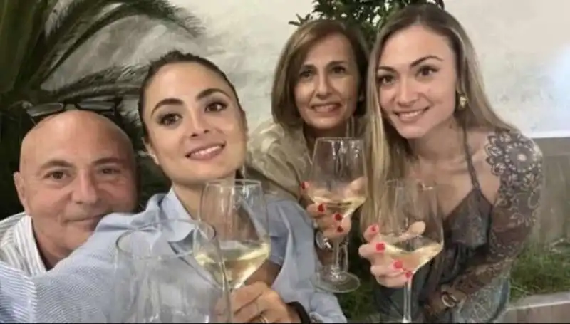 CHIARA E GIULIA TRAMONTANO CON I GENITORI 