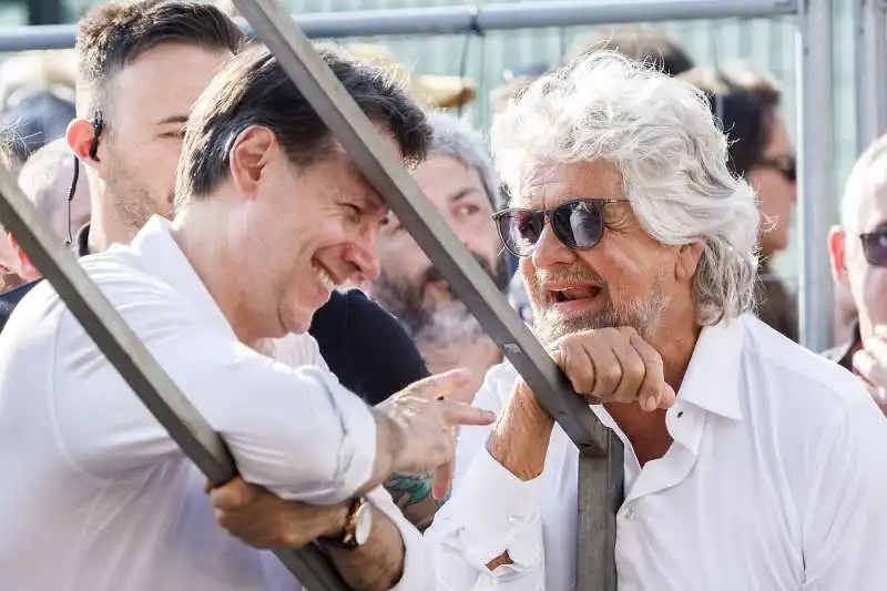 conte e beppe grillo a roma alla manifestazione del m5s 