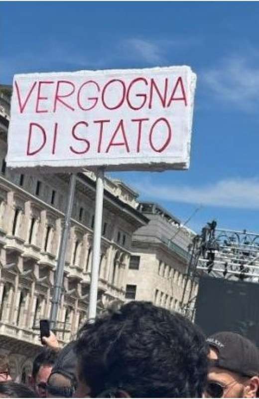 CONTESTATORE AL FUNERALE DI SILVIO BERLUSCONI IN PIAZZA DUOMO