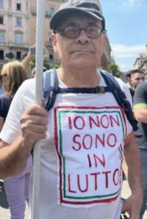 contestatori lutto nazionale per silvio berlusconi 5