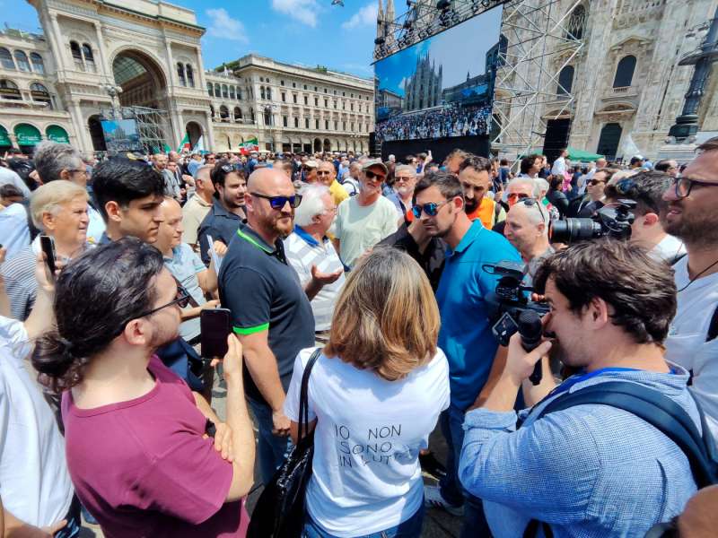 CONTESTATRICE AI FUNERALI DI SILVIO BERLUSCONI