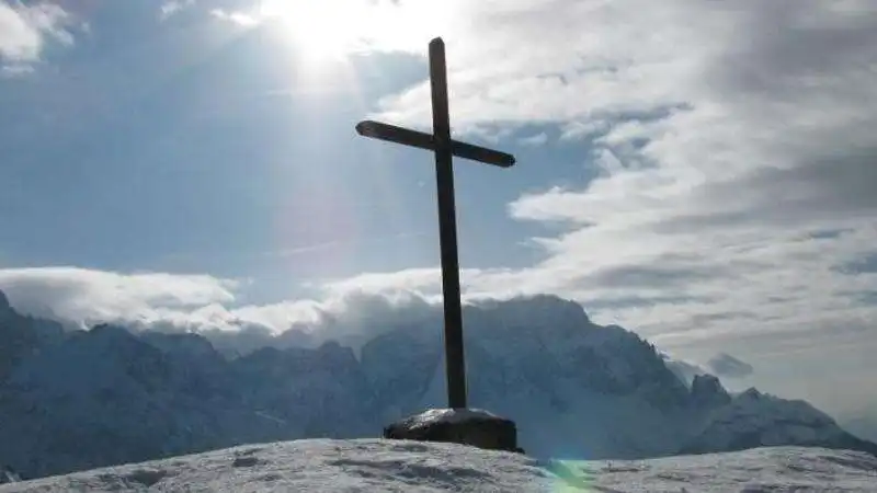 croci sulle vette delle montagne  1