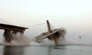 crollo di un ponte sul gange a biharm, in india 1