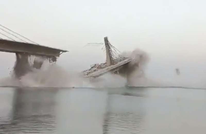 crollo di un ponte sul gange a biharm, in india 4