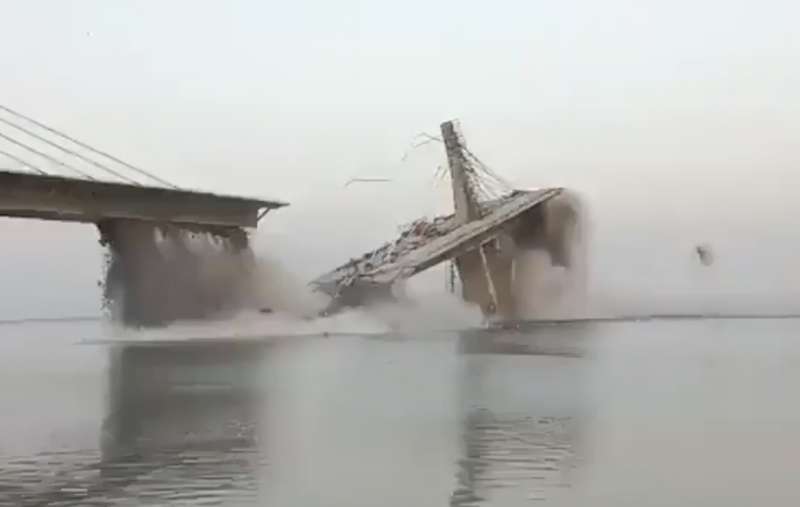 crollo di un ponte sul gange a biharm, in india 5