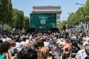 dettato sugli champs elysees a parigi 1