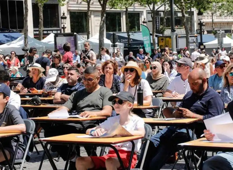 dettato sugli champs elysees a parigi 10