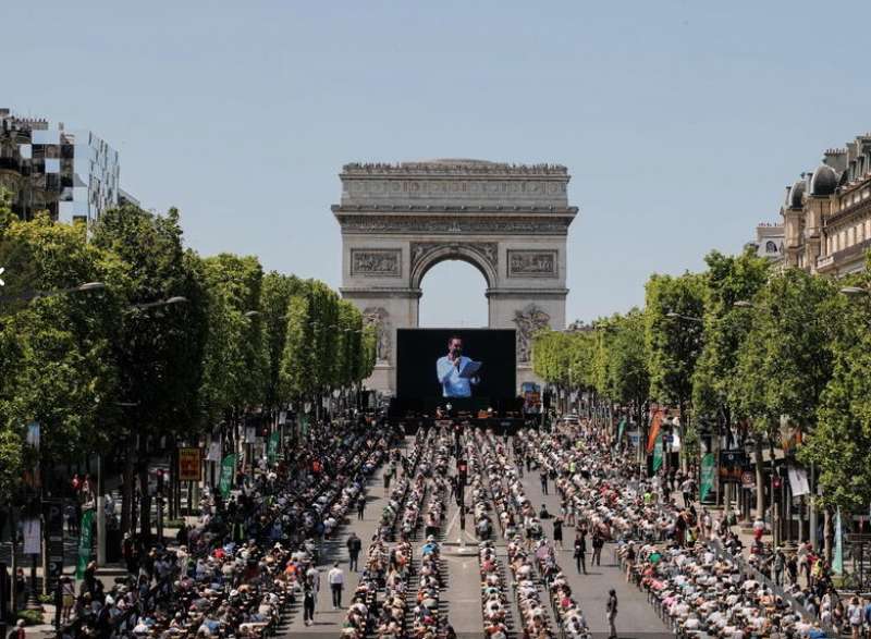 dettato sugli champs elysees a parigi 7